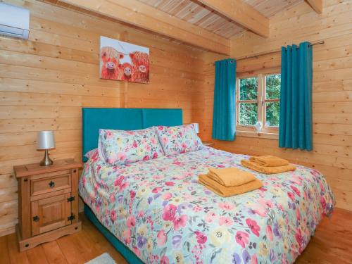 una camera con letto e parete in legno di Tythe Lodge a Sleaford
