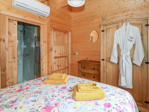 Кровать или кровати в номере Tythe Lodge