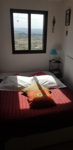 a bedroom with a large bed with a window at Branca Gonçalves Belmonte in Belmonte