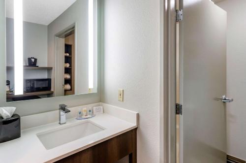 La salle de bains est pourvue d'un lavabo et d'un miroir. dans l'établissement Comfort Inn & Suites Troutville - Roanoke North - Daleville, à Troutville