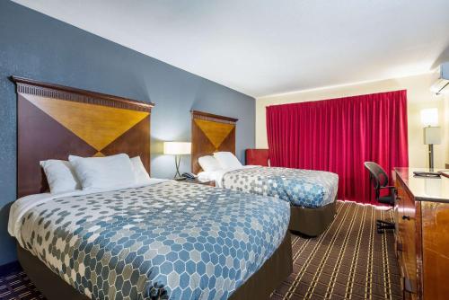 Tempat tidur dalam kamar di Econo Lodge Inn & Suites