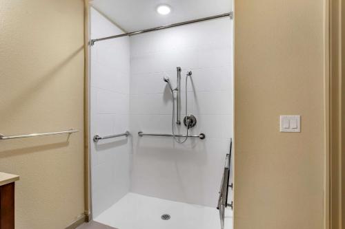 La salle de bains est pourvue d'une douche avec une porte en verre. dans l'établissement Comfort Inn & Suites, à Waller