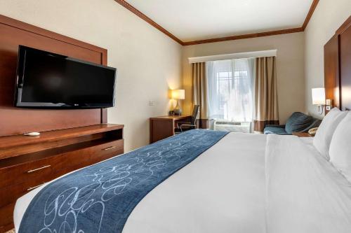 Citrus Suites Redlands Loma Linda Hotelにあるベッド