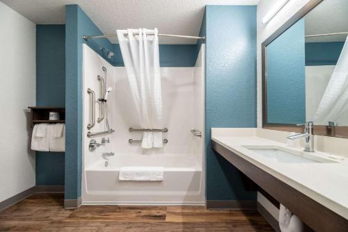 Ванная комната в WoodSpring Suites Sanford North I-4 Orlando Area