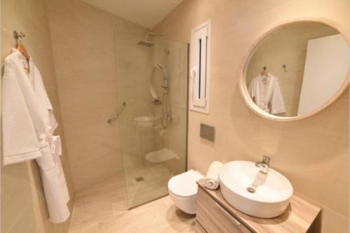 La salle de bains est pourvue d'un lavabo, d'une douche et d'un miroir. dans l'établissement Bella Veranda, à Anemómylos