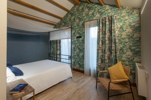 een slaapkamer met een groot bed en een raam bij Eira Gundián in Vedra