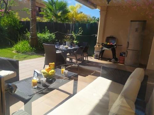 Posezení v ubytování VILLA RIVIERA CON PISCINA PRIVADA JUNTO AL CAMPO DE GOLF
