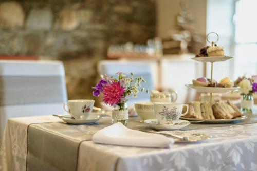 A restaurant or other place to eat at Dava School House 