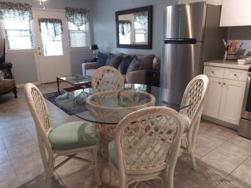 kuchnia i salon ze stołem i krzesłami w obiekcie The Three Sisters - Crystal River FL w mieście Crystal River