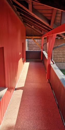 a red hallway with a red walkway at Windmühlenhof in Dittmannsdorf