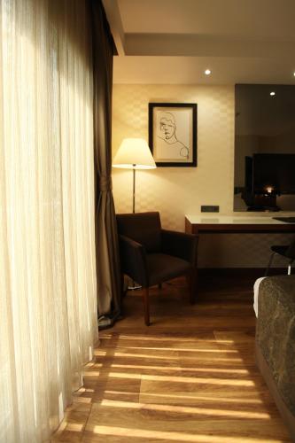 Una televisión o centro de entretenimiento en Riva Reşatbey Luxury Hotel