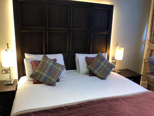 a hotel room with two beds and two lamps at The Parliament House Hotel in Edinburgh