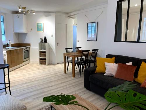- un salon avec un canapé et une table dans l'établissement Maison Britannia au cœur de Biarritz, à Biarritz