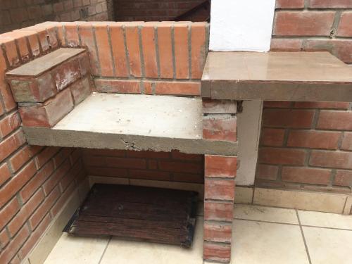 a brick wall with a bench next to a brick wall at Bungalows Cerro Azul in Cerro Azul