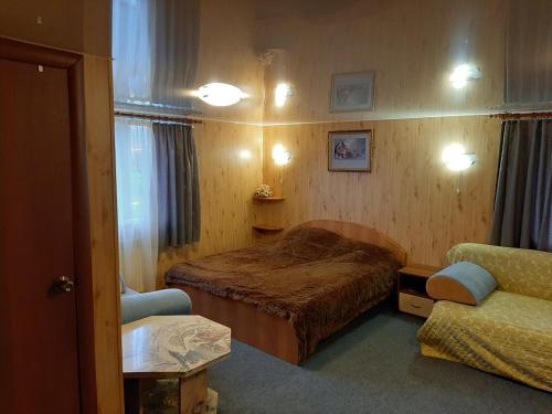マンジェロクにあるCottage Manzherokの小さなベッドルーム(ベッド1台、椅子付)