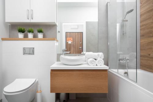 y baño con lavabo, aseo y ducha. en Business Kasprzaka Serviced Apartments P&O, en Varsovia