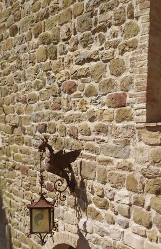 a light on the side of a brick wall at Torrenova di Assisi Country House in Assisi