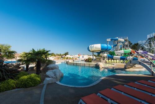 una piscina in un resort con scivolo d'acqua di Camping Club Le Trianon - Maeva a Olonne-sur-Mer