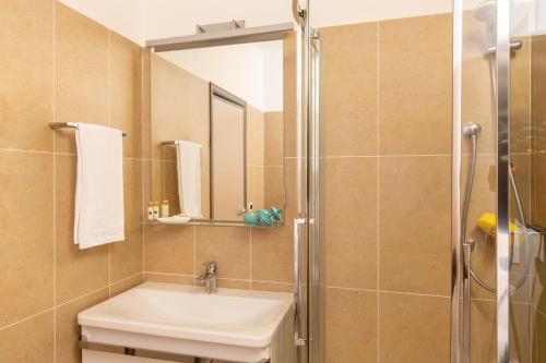 a bathroom with a sink and a shower at Villa Trilocale sea, natura & relax! in Albinia