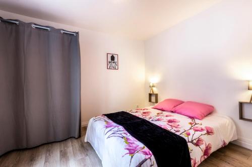 Een bed of bedden in een kamer bij Appartement design Coty 4 pers Centre ville Le Havre