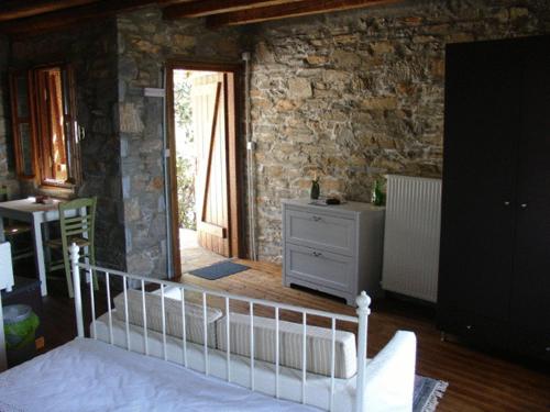 Кровать или кровати в номере Pyrgos Traditional Village
