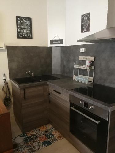 une cuisine avec un évier et un plan de travail dans l'établissement maison de pêcheur, au Tréport