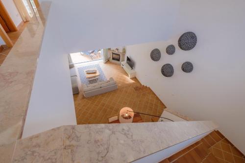 an overhead view of a kitchen with a counter top at Vila dos Principes in Casal da Lagoa Seca