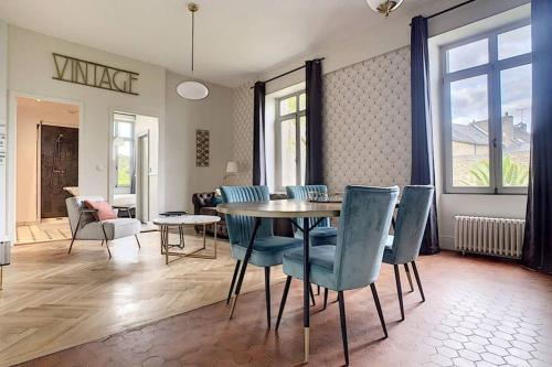une salle à manger avec une table et des chaises dans l'établissement Résidence L' Aristide - Appartement Aretha, à Auray