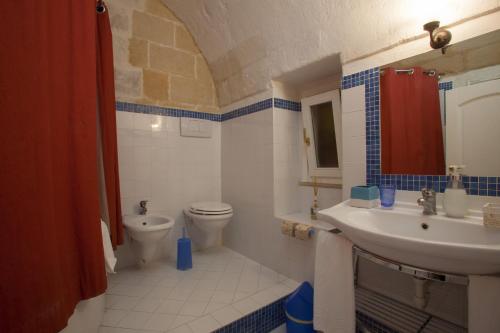 A bathroom at Residence San Pietro Barisano