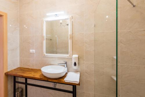 a bathroom with a sink, toilet and tub at Kamienica Zamenhofa - Apartamenty na wynajem in Białystok