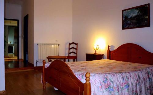 Un dormitorio con una cama y una mesa y sillas. en Alojamento Estrela Peles, en Sabugueiro