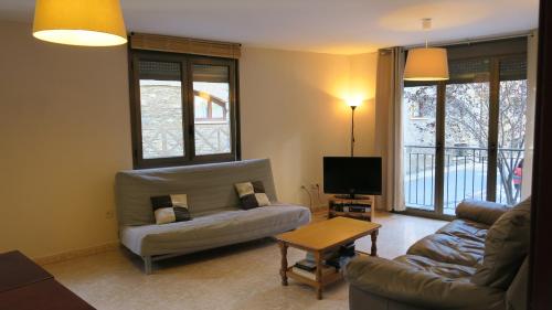 a living room with a couch and a table at Casa Nova Regi in Soldeu
