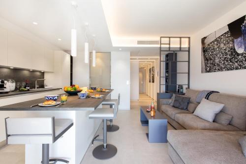 cocina y sala de estar con sofá y mesa en Blue Dreams YourHostHelper, en Cannes