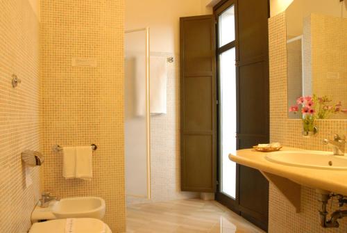 a bathroom with a toilet and a sink at Park Hotel Villa Americana in Rodi Garganico