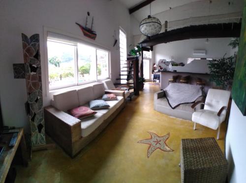 a living room with a couch and a starfish on the floor at Casa com piscina ubatuba in Ubatuba