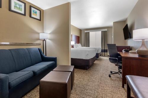 Habitación de hotel con sofá y cama en Comfort Suites Waco North - Near University Area en Waco