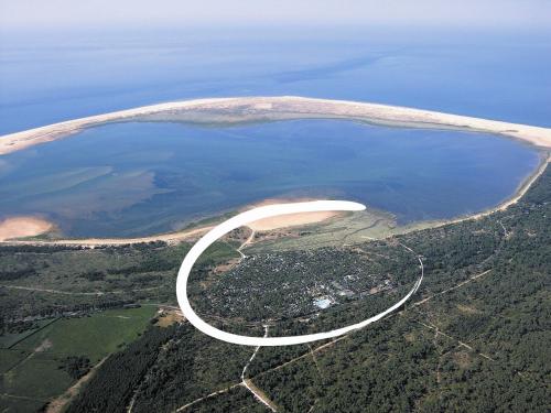Peisaj natural din apropierea acestui camping
