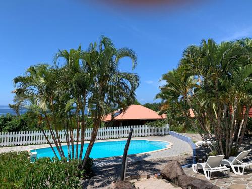 Swimming pool sa o malapit sa CHALET & MAISONS BULLES Deluxe