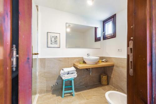 Bagno di Hotel S'Ortale Possibilità di Parcheggio interno e Ristorante all'aperto