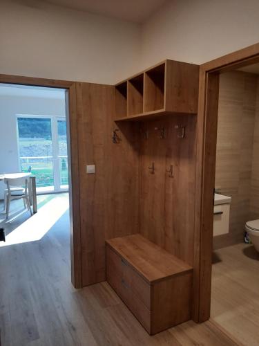 La salle de bains est pourvue de toilettes et d'un mur en bois. dans l'établissement Vlčí nora, à Horní Maršov