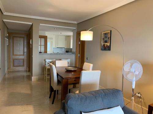 ein Wohnzimmer mit Esstisch und Stühlen in der Unterkunft Apartamento Balcón del Puerto in Tazacorte