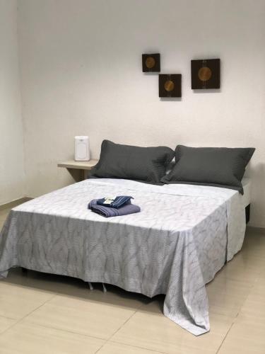 Ένα ή περισσότερα κρεβάτια σε δωμάτιο στο Casa edícula no centro com Smart TV