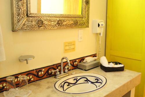 a bathroom with a sink and a mirror at Cabañas Sierra Mazamitla in Mazamitla