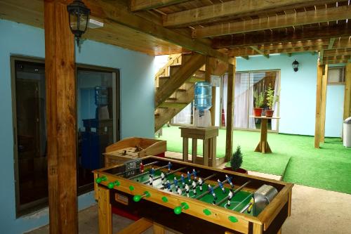 une salle avec un baby-foot au milieu dans l'établissement Abundia Hotel Boutique de Turismo, à Pelluhue