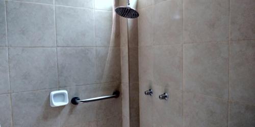 y baño con ducha y cortina de ducha. en Casa Hacienda Nasca Oasis en Nazca