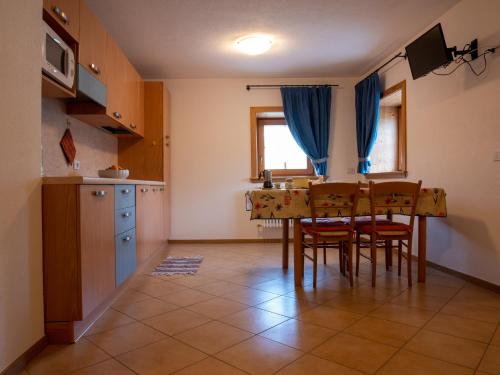 a kitchen and dining room with a table and chairs at Bait Nof - Trepalle in Livigno