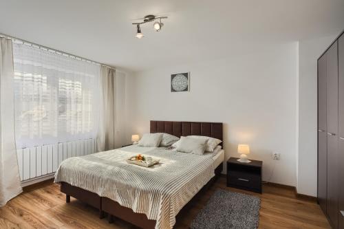 ティリチにあるRembiaszówkaのベッドルーム1室(ランプ2つ付)