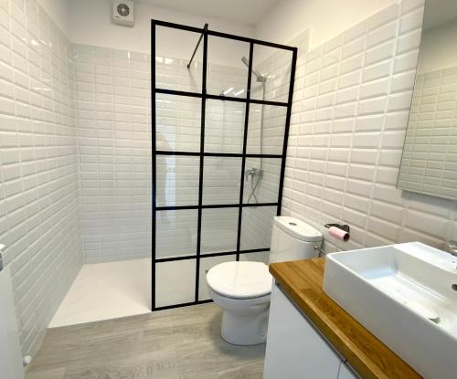 La salle de bains blanche est pourvue de toilettes et d'un lavabo. dans l'établissement Las Casetas de Mateu, à Torres del Obispo