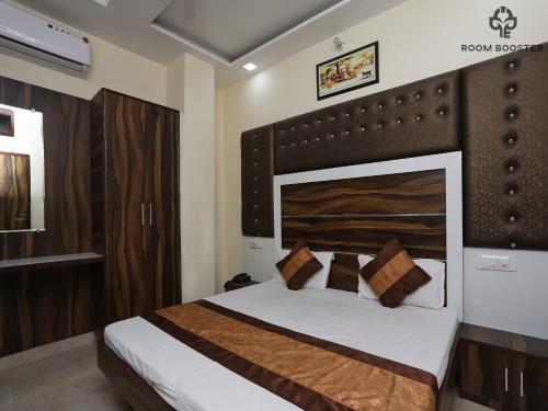 Um quarto em Hotel Sehmi's Best Rest Inn
