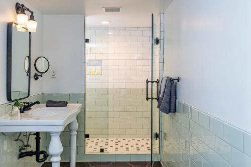 ห้องน้ำของ Ingleside Estate Hotel & Bungalows- Adults Only